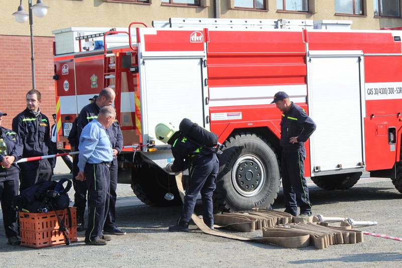 Na rakovnickém náměstí se v sobotu soutěžilo O pohár starosty Krajského sdružení hasičů.