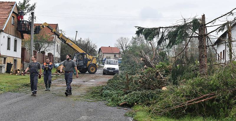 Škody po ničivé bouři ve Stebně na Podbořansku.
