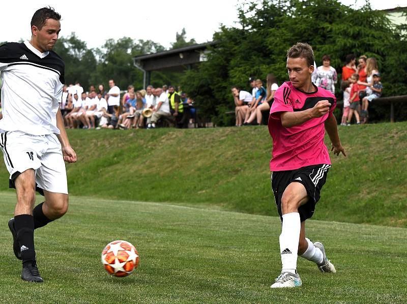 Talentovaný fotbalista i rozhodčí Jan Beneš (vpravo).