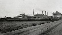 Továrna Keram stojící na jihozápadním okraji města v době meziválečné konjunktury.