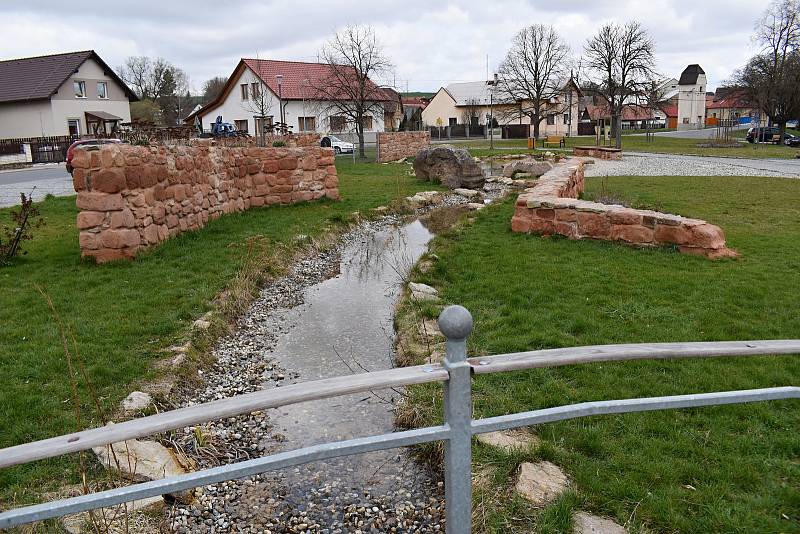 Prostranství před budovou úřadu městyse od roku 2018 prochází postupnou revitalizací.