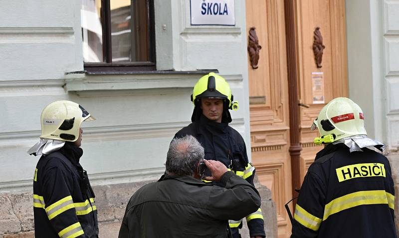 Vítr na Rakovnicku lámal stromy, létaly také kusy střech. Třeba na 2. základní škole, ale i z domů v Trojanově ulici v Rakovníku.