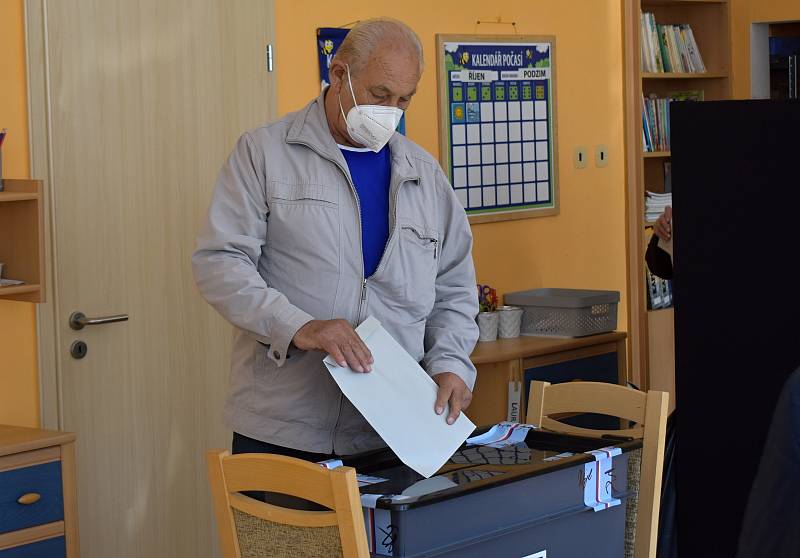 Volby ve 3. a 4. volebním okrsku v Mateřské škole Klicperova v Rakovníku.