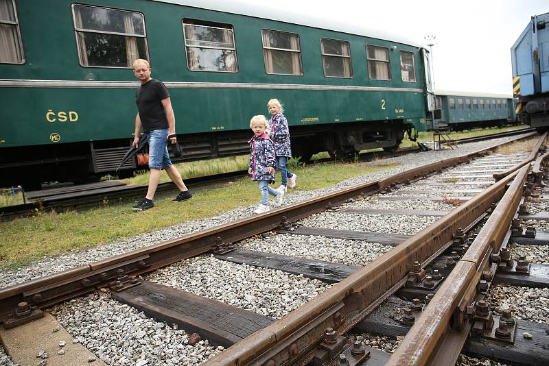 Železniční muzeum v Lužné o víkendu zpestřilo prohlídky jízdou parním vlakem taženým lokomotivou Heligón.