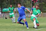 Na úvod divize fotbalisté SK Slaný (v modrém) vyhráli na hřišti Tatranu Rakovník 2:1 po penaltové rozstřelu. Vlevo Hansl, vpravo Vecka