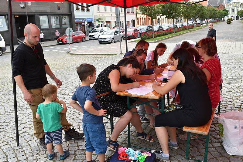 Z náboru dárců kostní dřeně na rakovnickém náměstí.