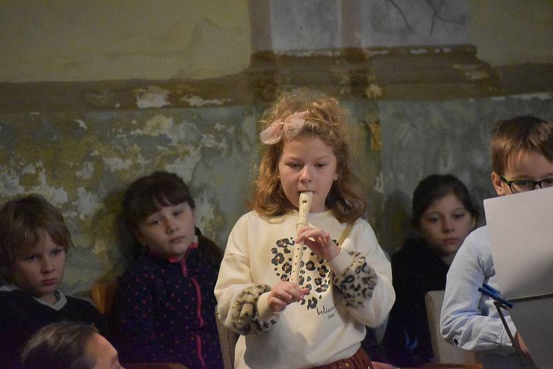 Slavnostní předávání pololetního vysvědčení prvňákům 2. základní školy v rakovnické synagoze.