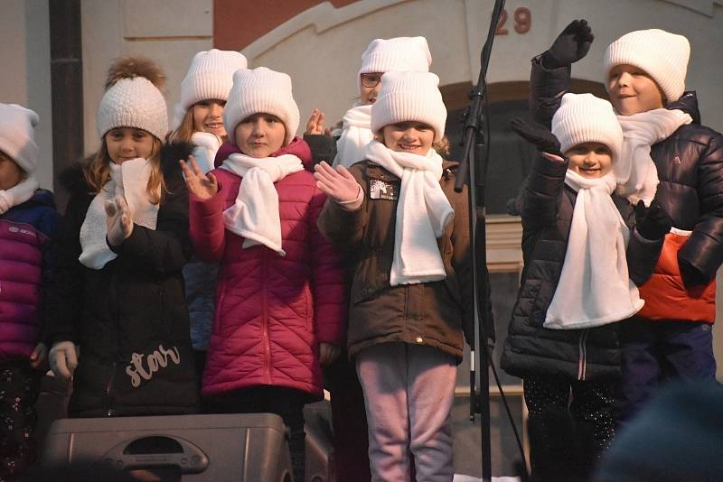 Slavnostní rozsvícení vánočního stromu na Husově náměstí v Rakovníku.