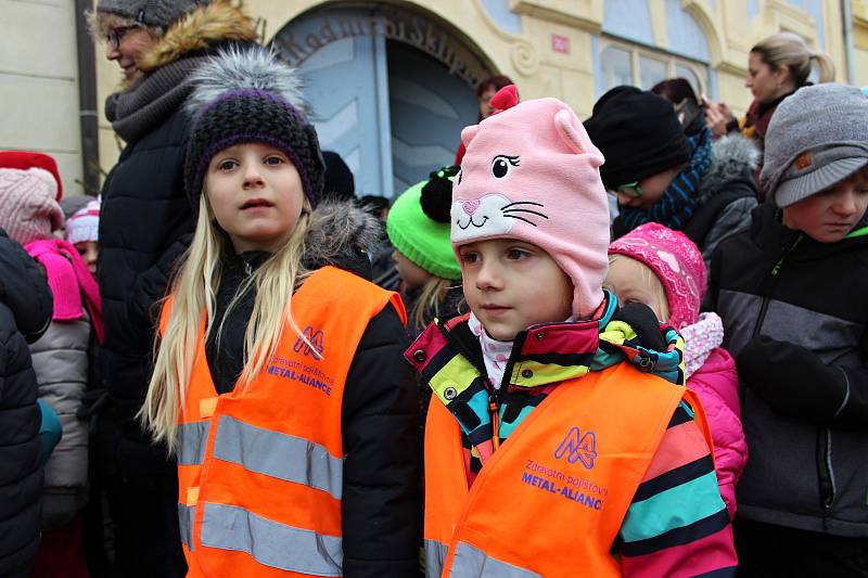 Nejkrásněji nazdobený stromeček letošního roku měla podle hlasování veřejnosti SŠ, MŠ a ZŠ Rakovník. Gratulujeme!