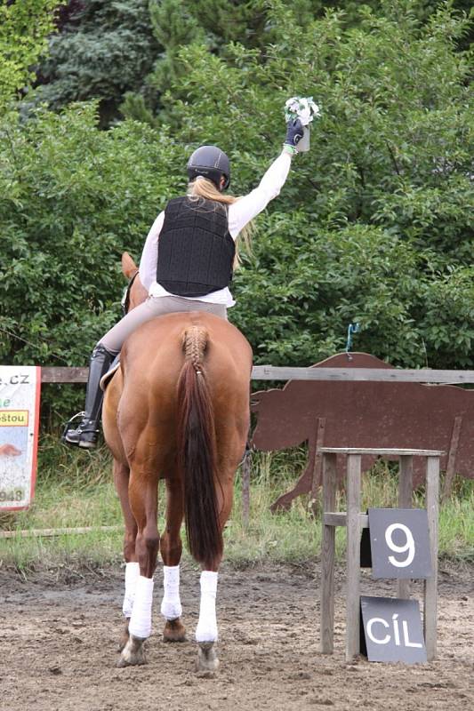 Národních soutěží Working Equitation ve Rtyni nad Bílinou se zúčastnili i koně a jezdci hředelského Jezdeckého klubu Spongilit.