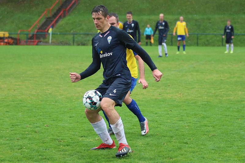 Rakovník (ve žlutém) podlehl doma Benešovu v dalším kole ČFL vysoko 0:3.