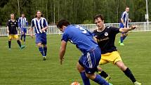 Nové Strašecí (v modrobílém) porazilo doma v derby SK Rakovník 2:1 na penalty.