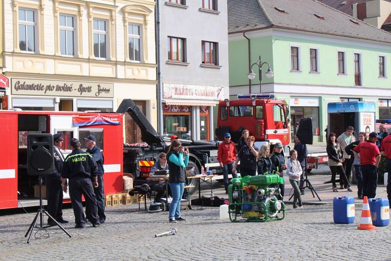 Na rakovnickém náměstí se v sobotu soutěžilo O pohár starosty Krajského sdružení hasičů.