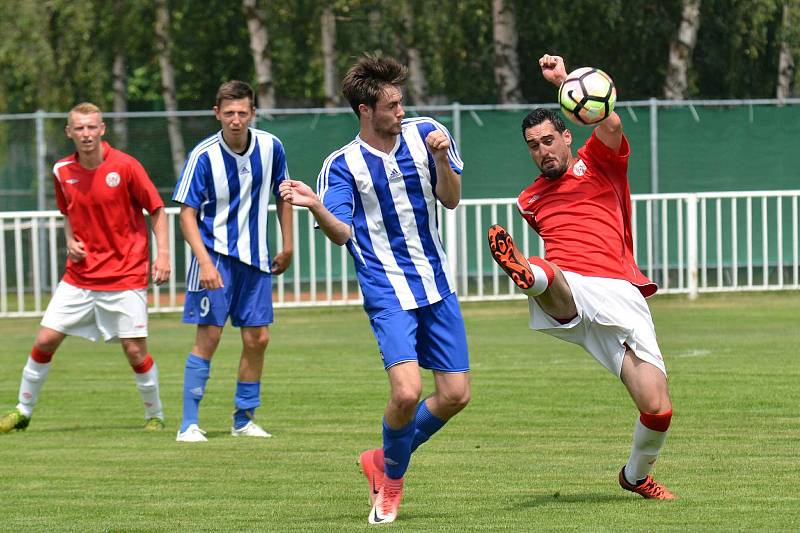 Novostrašečtí fotbalisté zdolali v regionálním derby Tuchlovice 6:3.