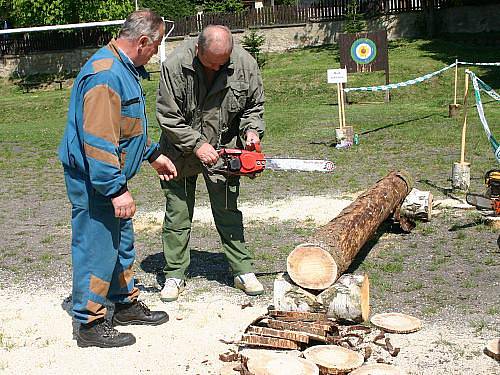 Historické motorové pily na Pískách