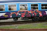 Vlaky u rakovnické trati, které posprejoval neznámý vandal.