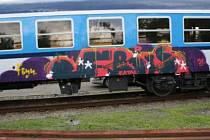 Vlaky u rakovnické trati, které posprejoval neznámý vandal.