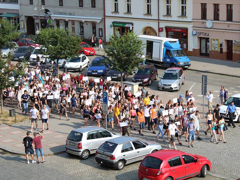 Protestní průvod prochází Husovým náměstím.