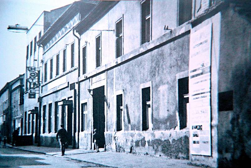 Restaurace a hotel Družba (dříve Schneider).