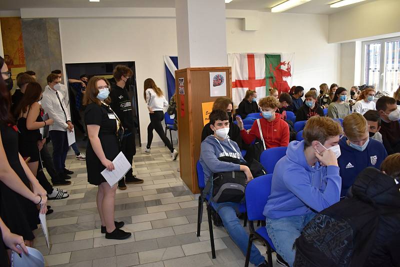 Integrovaná střední škola Rakovník uspořádala ve středu soutěž z anglického jazyka English Travelling, které se zúčastnilo 13 základních škol.