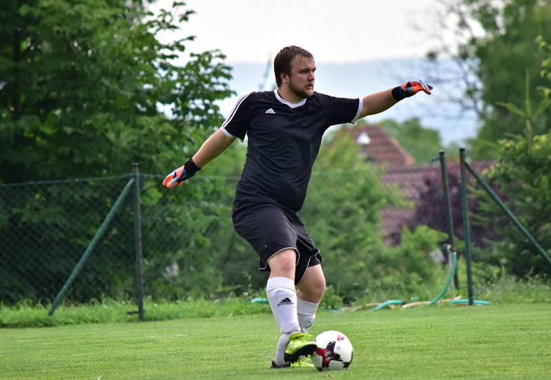 Fotbalisté Zavidova zdolali Černolice 2:1 a udrželi šanci na záchranu I. A třídy.