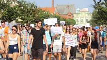 Studenti v Rakovníku protestují proti propouštění učitelů.