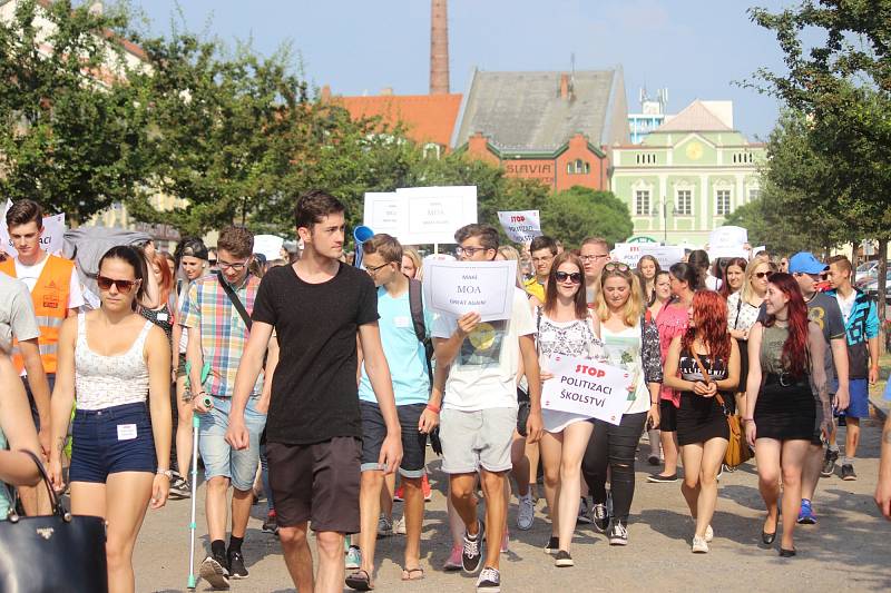 Studenti v Rakovníku protestují proti propouštění učitelů.