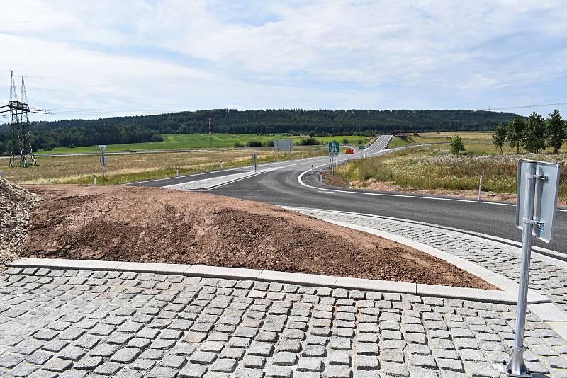 Nový kruhový objezd u Řevničova je od úterý průjezdný. Dopravu zatím řídí semafory.