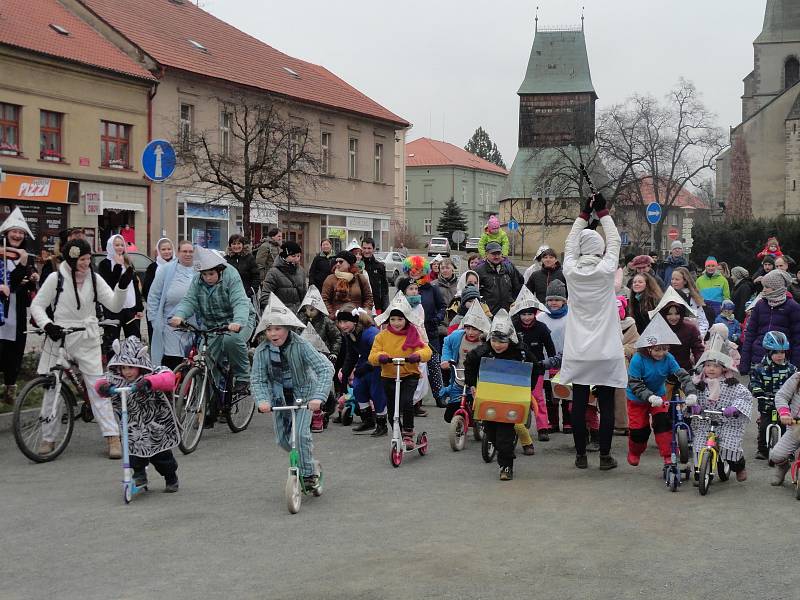 Masopust ve znamení "Hajdy do peřin" v režii rakovnického Domu dětí a mládeže přinesl nejen průvod z Čermákových sadů na Husovo náměstí, ale i spoustu pestrobarevné zábavy s připomenutím tradic v podání souboru Borůvky.