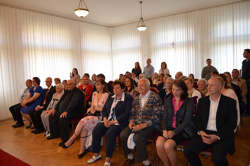 Na Městském úřadu v Novém Strašecí obdrželi maturitní vysvědčení studenti 4. A novostrašeckého gymnázia.