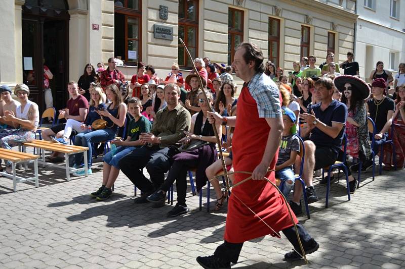 Ve čtvrtek 10. května se u novostrašeckého gymnázia konala studentská oslava Majáles.