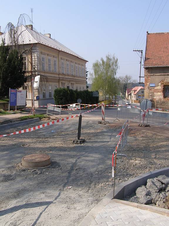 V Lišanech bude rekonstrukce silnice trvat až do září.