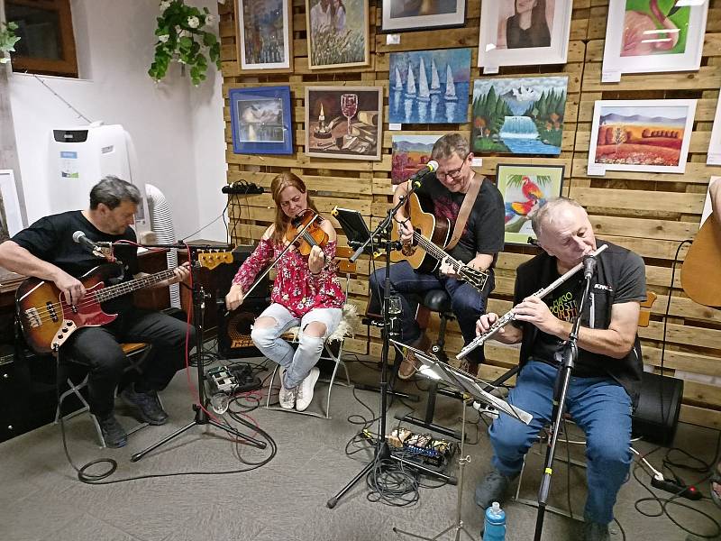 Výstavu Larisy Matejové ve Vinotéce ve Vysoké v Rakovníku okořenil koncert kapely Šoury Roury.
