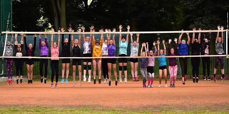 Volejbalové soustředění starších žákyň VK Rakovník bylo letos na antukových a beachvolejbalových kurtech Na Sauně.