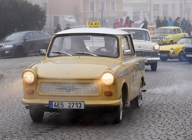 Čtvrteční sraz autoveteránů na Husově náměstí v Rakovníku.