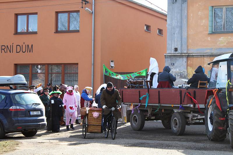 V sobotu odpoledne prošel Kolešovicemi masopustní průvod. Doprovázela ho kapela na povoze a místním nechyběla dobrá nálada.