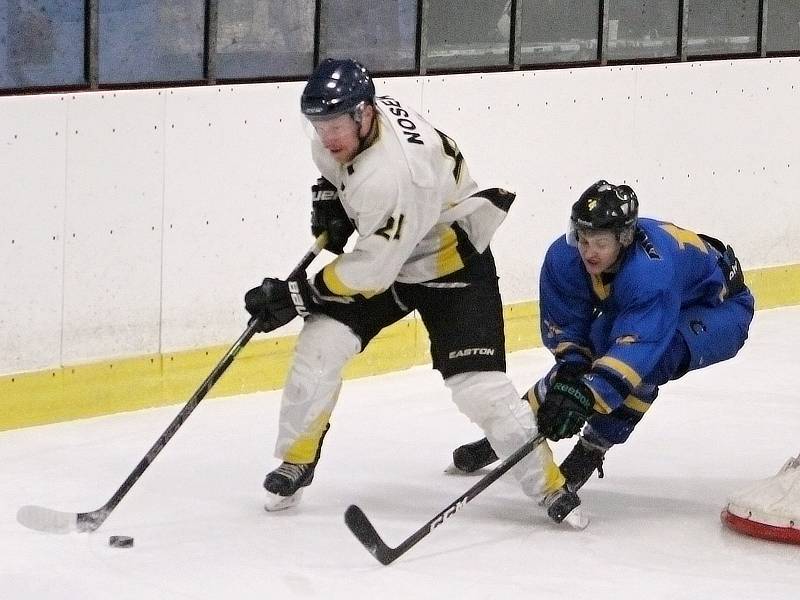Hokejisté HC Rakovník v prvním čtvrtfinálovém duelu porazili Černošice 5:4.