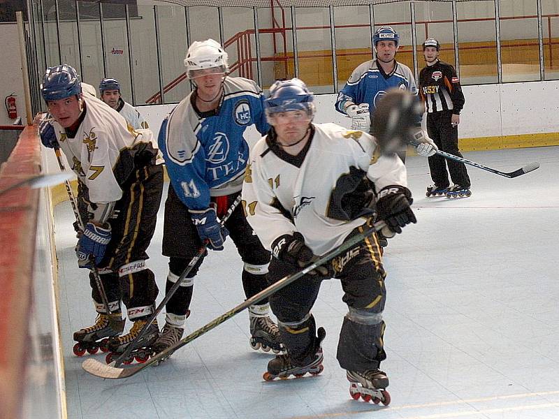 Inline hokejisté (v bílém) doma jednou vyhráli a jednou prohráli na nájezdy. 