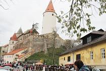 Více než sedm tisíc návštěvníků prošlo během pátku a soboty branou hradu Křivoklát. Davy lidí pak sledovaly v sobotu příjezd historického průvodu v čele s králem Václavem IV. a s královnou Žofií.