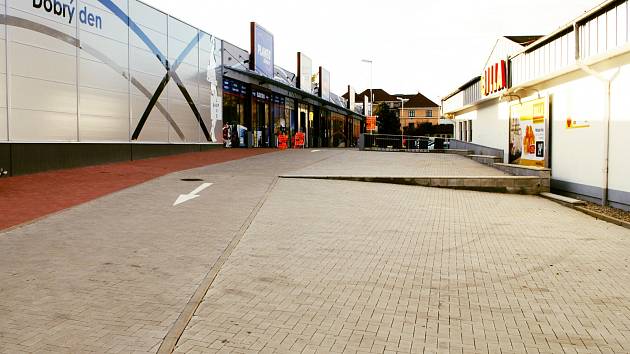 Obchodní centrum u autobusového nádraží v Rakovníku