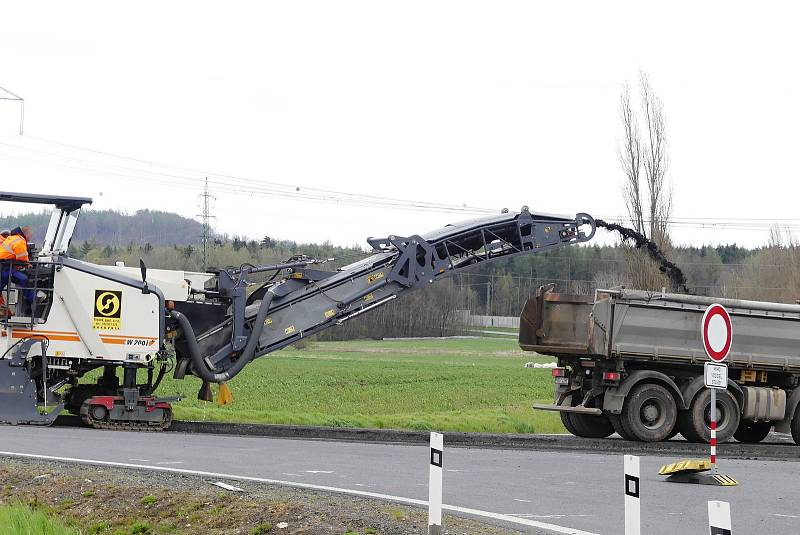 U Řevničova se staví okružní křižovatka, která spojí silnice I/6, I/16, ale také výjezd a sjezd na D6.