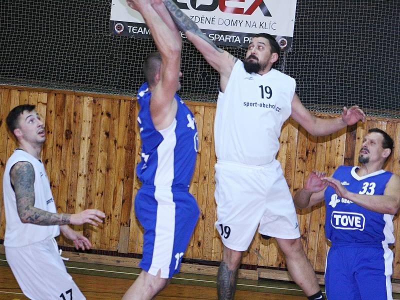 Basketbalisté TJ TZ Rakovník zdolali ve 3. kole krajského přeboru béčko Berouna 60:42.