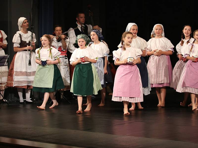 Dětský folklórní soubor Borůvky se zúčastnil celostátní přehlídky v Jihlavě.