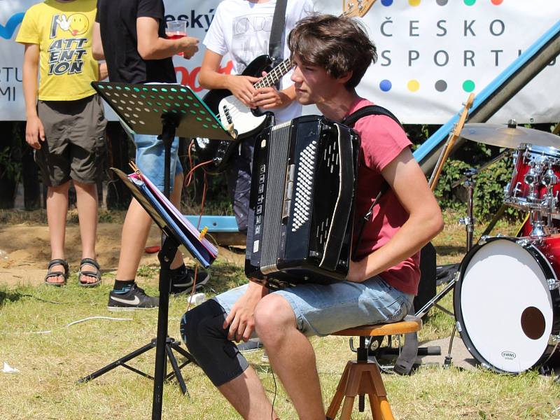 Pochod krajem Oty Pavla si nenechaly ujít stovky lidí