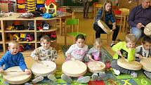 Bubnování v mateřské škole v Jesenici.
