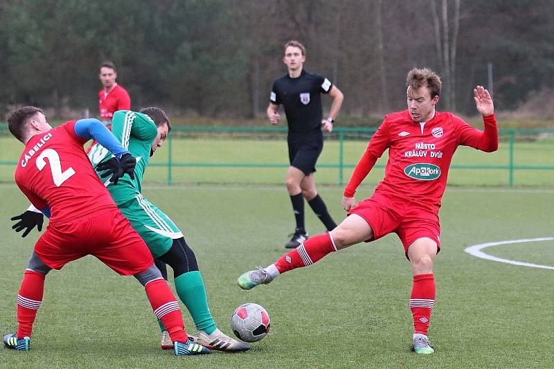 Tatran Rakovník (v zeleném) - FK Králův Dvůr 1:6. Domácí sice vedli, ale pak kraloval o soutěž výš hrající soupeř.