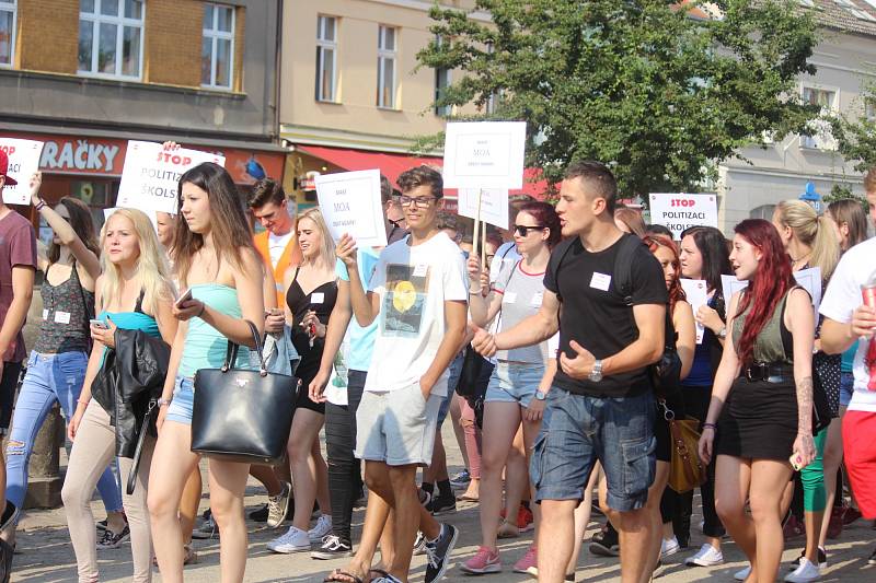 Studenti v Rakovníku protestují proti propouštění učitelů.