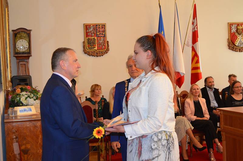 Na Městském úřadu v Novém Strašecí obdrželi maturitní vysvědčení studenti 4. A novostrašeckého gymnázia.