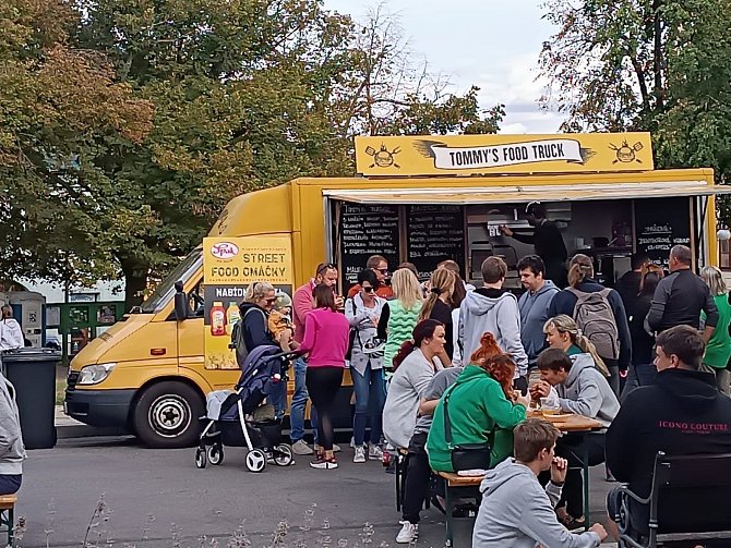 Z prvního street food festivalu Strágo na talíři na Komenského náměstí v Novém Strašecí.