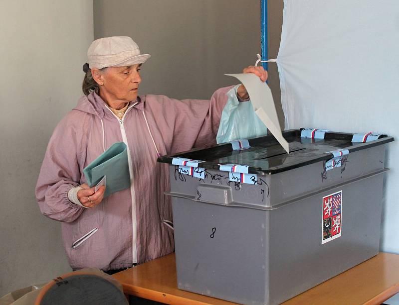 Voliči přicházeli do volební místnosti v Tylově divadle velmi sporadicky.